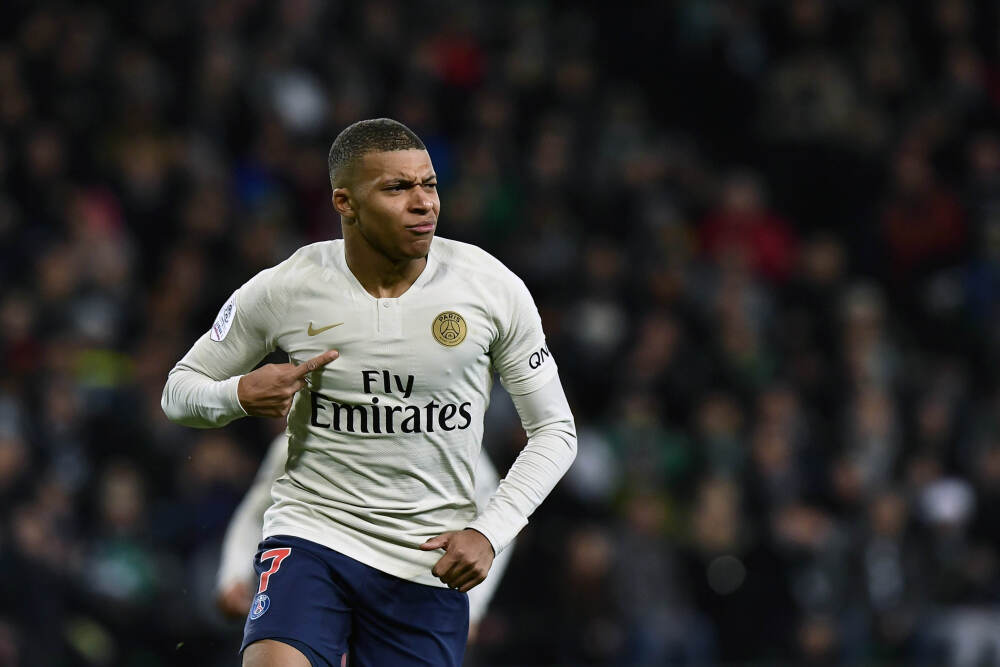 马斯克宣布特斯拉 Roadster 2 跑车明年 4 月 1 日亮相，发布后 12 至 18 个月开始生产